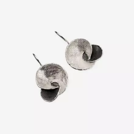 Silver earrings evoking the vortex of Yin-Yang energies-exchanges, thanks to their black and white colors.