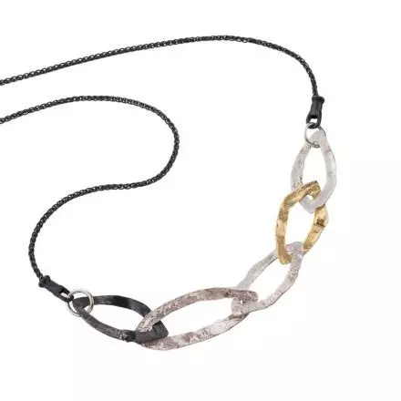 Necklace featuring oval, white, gilded and darkened interlocking silver rings