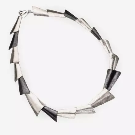 Necklace in black and white silver made up of 18 elements unfolding in fans
